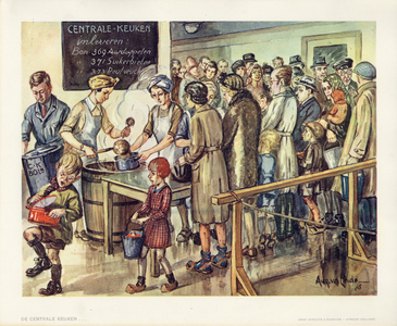 136059 Afbeelding van de mensen die aanschuiven in de Centrale Keuken (gaarkeuken) voor een maaltijd tijdens de ...